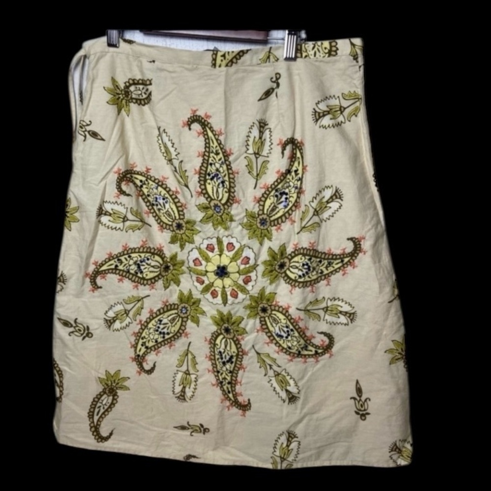 Banana Republic Embroidered Skirt Cream/tan color with sage detail & sequin SZ 6